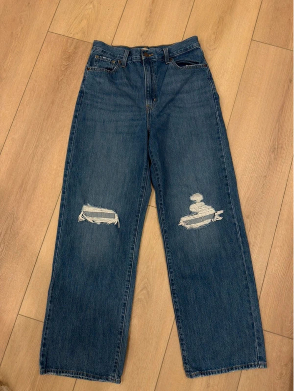 Levi’s High Waisted Straight Distressed Blue Jeans Ripped Knee Medium Wash